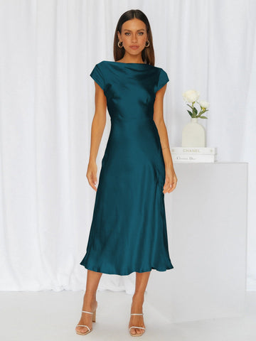 Vestido de verano elegante de satén puro con escote alto y espalda descubierta, estilo sexy y favorecedor. 