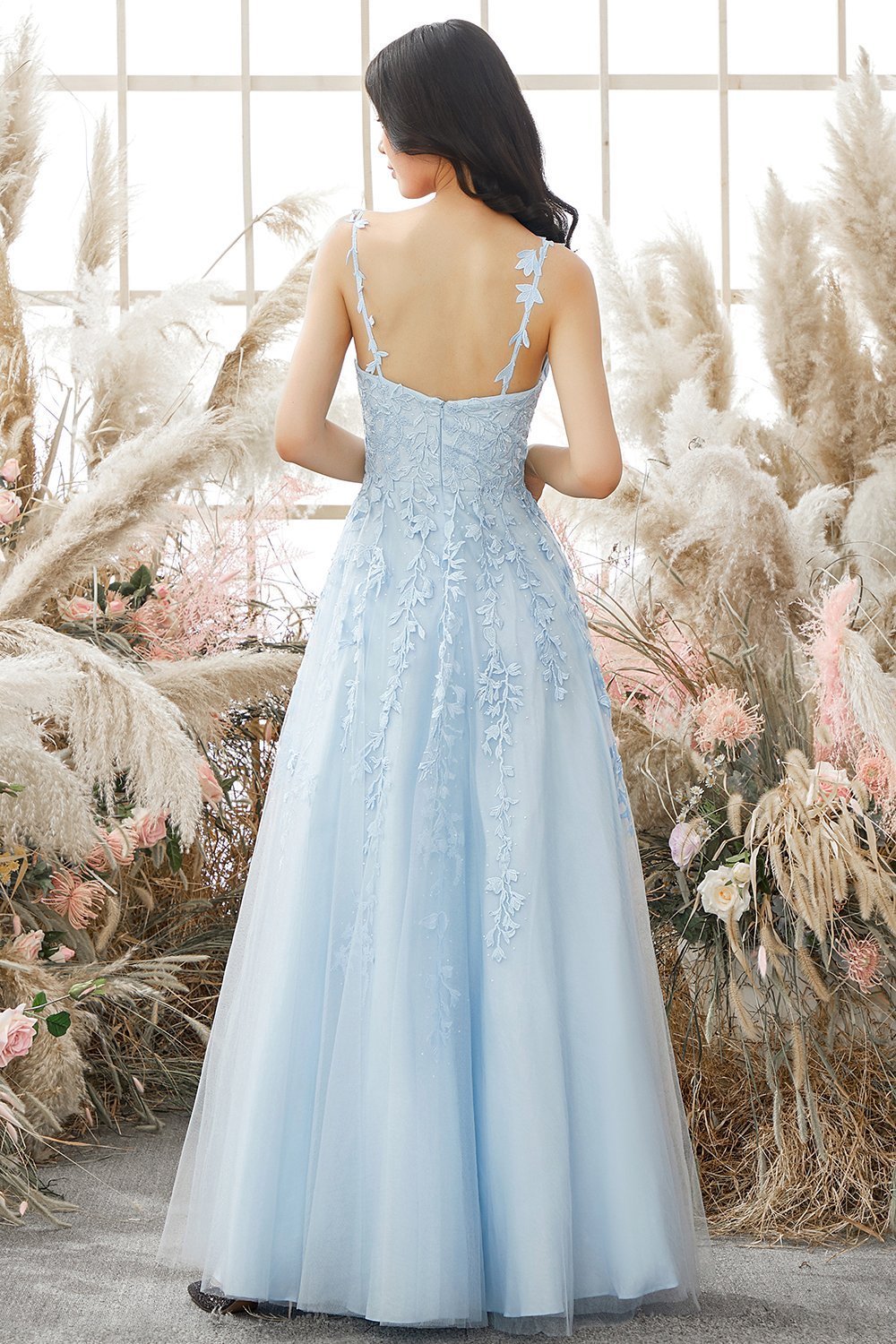Vestido largo de fiesta de tirantes finos con corte en A