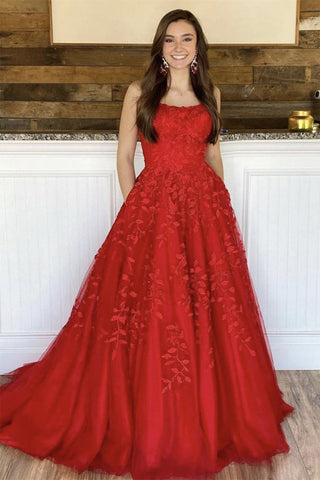 Vestido de graduación de tirantes finos estilo princesa con champán
