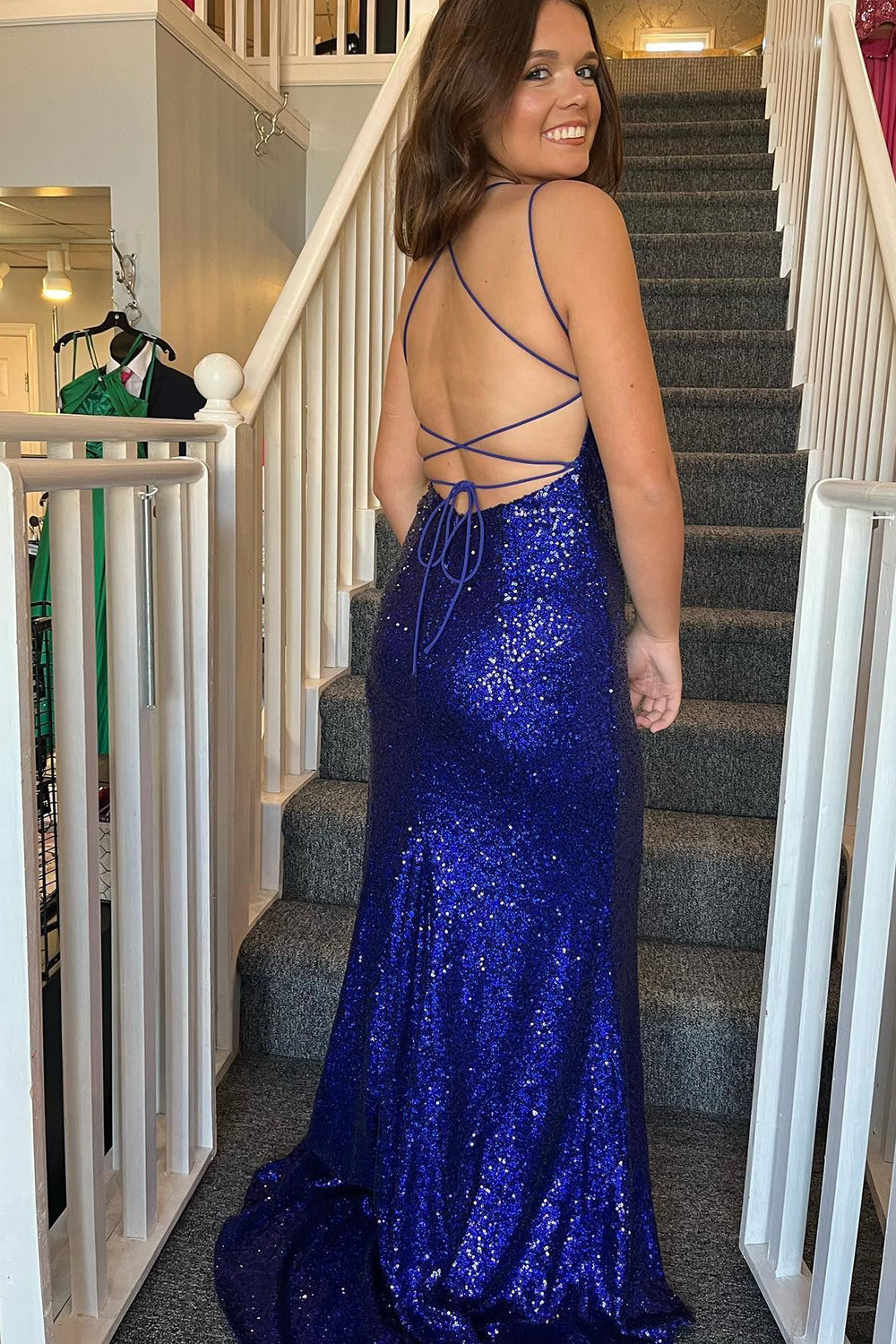 Robe de bal à fines bretelles et sequins avec fente