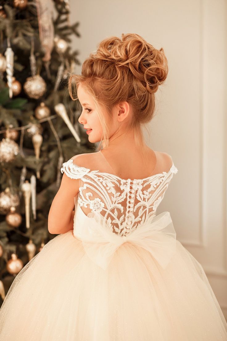 Lindo vestido de niña de las flores de tul y encaje con mangas cortas