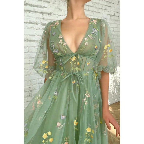 Robe de bal sexy en dentelle brodée à manches mi-longues et col en V avec poches