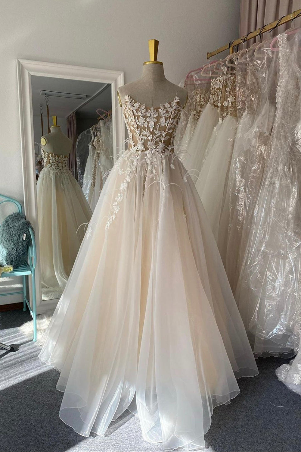 Robe de bal longue avec appliques