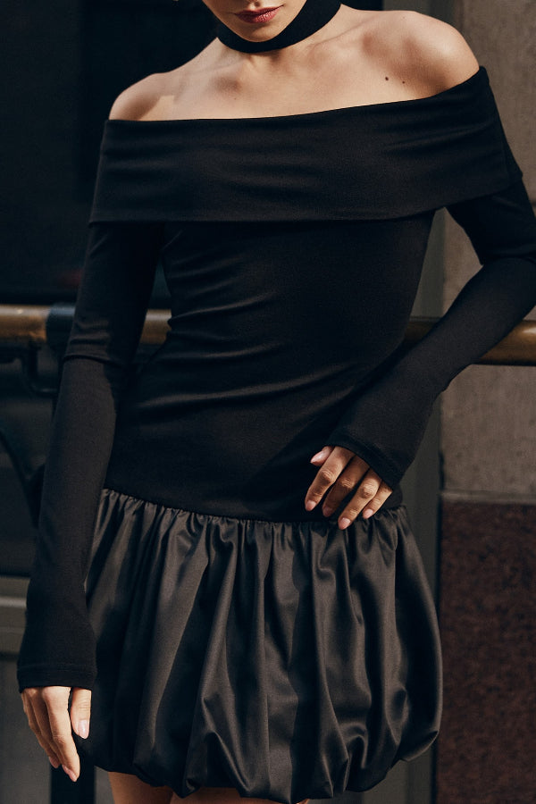 Robe mini bouffante à manches longues et épaules dénudées 