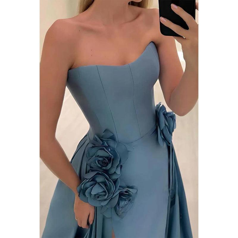 Robe de soirée en satin coupe trapèze, décolleté en cœur, motif floral en relief, avec fente 