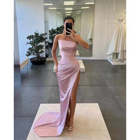 Vestido largo de fiesta sin tirantes con pliegues y abertura alta 