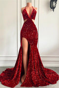 Robe de bal sirène rouge à sequins, fendue sur le devant, dos nu en V et col V, longueur au sol.