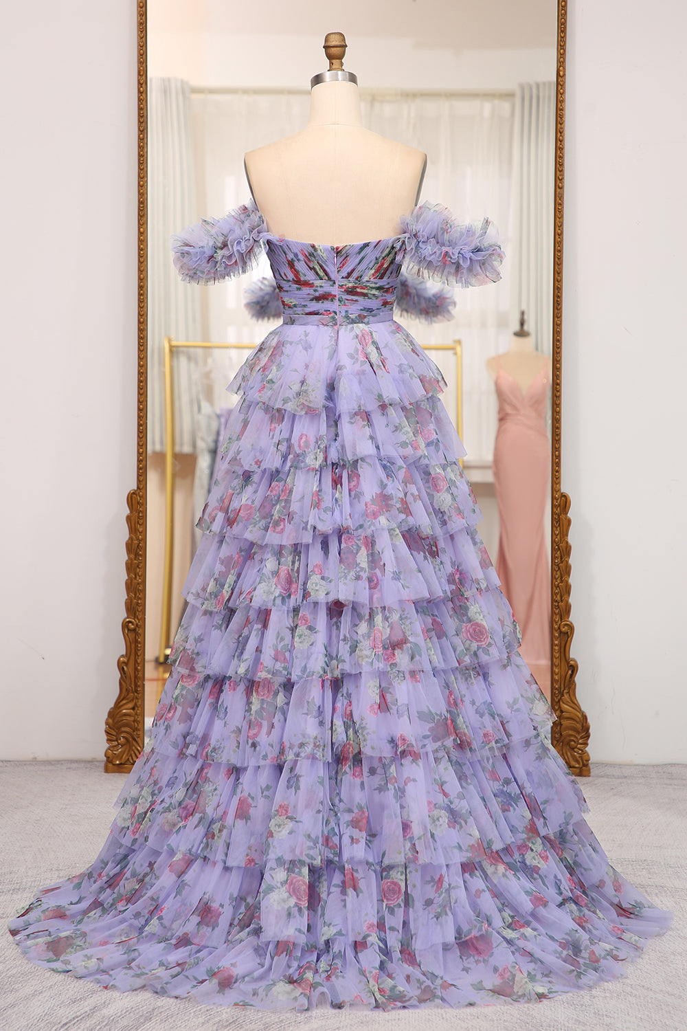 Charmante robe de bal longue bleue imprimée à épaules dénudées et à volants, coupe trapèze.