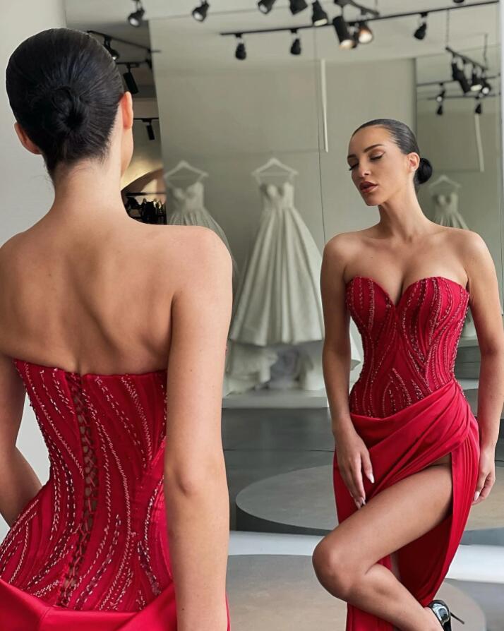 Robe de bal sirène sans manches à décolleté cœur, ornée de perles et fendue audacieusement.