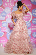Magnifique robe de bal bustier rose à imprimé floral, coupe trapèze, épaules dénudées et traîne.