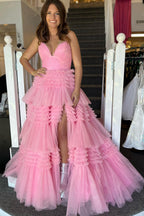 Robe de bal longue en tulle à fines bretelles et fente, fendue.