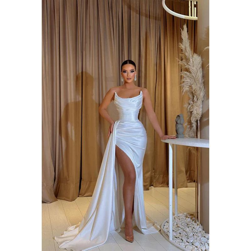 Robe de soirée fourreau en satin froncé sans bretelles avec fente