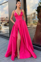 Vestido largo de fiesta negro de corte A con tirantes finos y falda asimétrica.