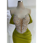 Vestido de fiesta glamuroso y dramático con escote en V, mangas cortas y fruncido con pedrería