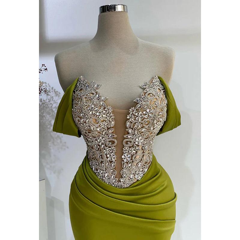 Robe de bal glamour et spectaculaire à col en V, manches courtes, froncée et strass