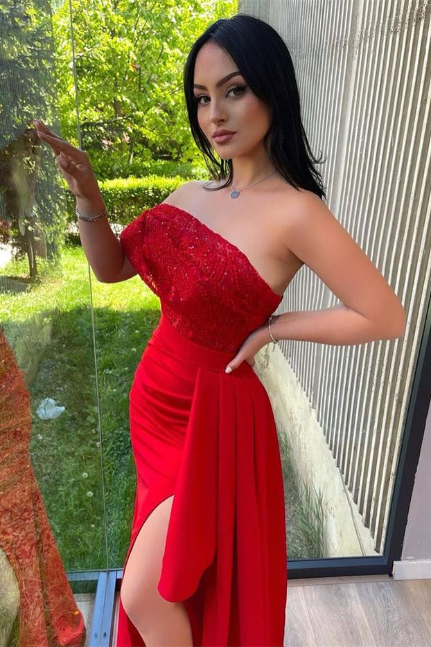 Vestido de sirena asimétrico con abertura frontal, lentejuelas y apliques de encaje