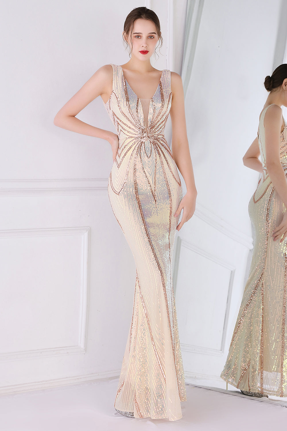 Robe de bal abricot doré à décolleté plongeant en V