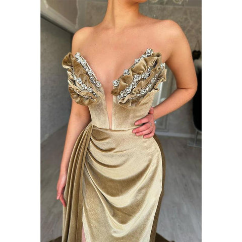 Vestido de fiesta largo de terciopelo con cuentas, escote en V y cola, corte tubo/columna 