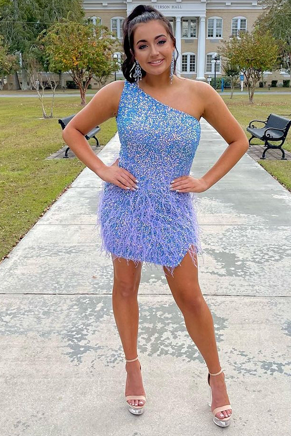 Robe courte asymétrique bleue à sequins et plumes. Élégante robe de bal à une épaule avec plumes.