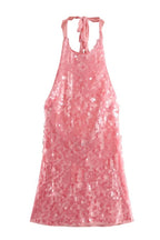Robe mini sexy à sequins roses et dos nu, ornée de roses. 