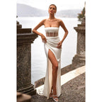Robe de bal longue en satin transparent froncé sans bretelles avec fente