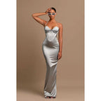 Robe de soirée longue en satin à col licou et gaine