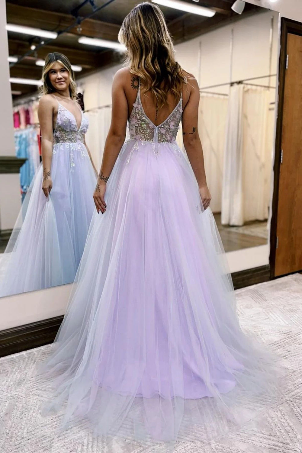 Vestido largo de fiesta lila de corte A con tirantes finos y abertura frontal