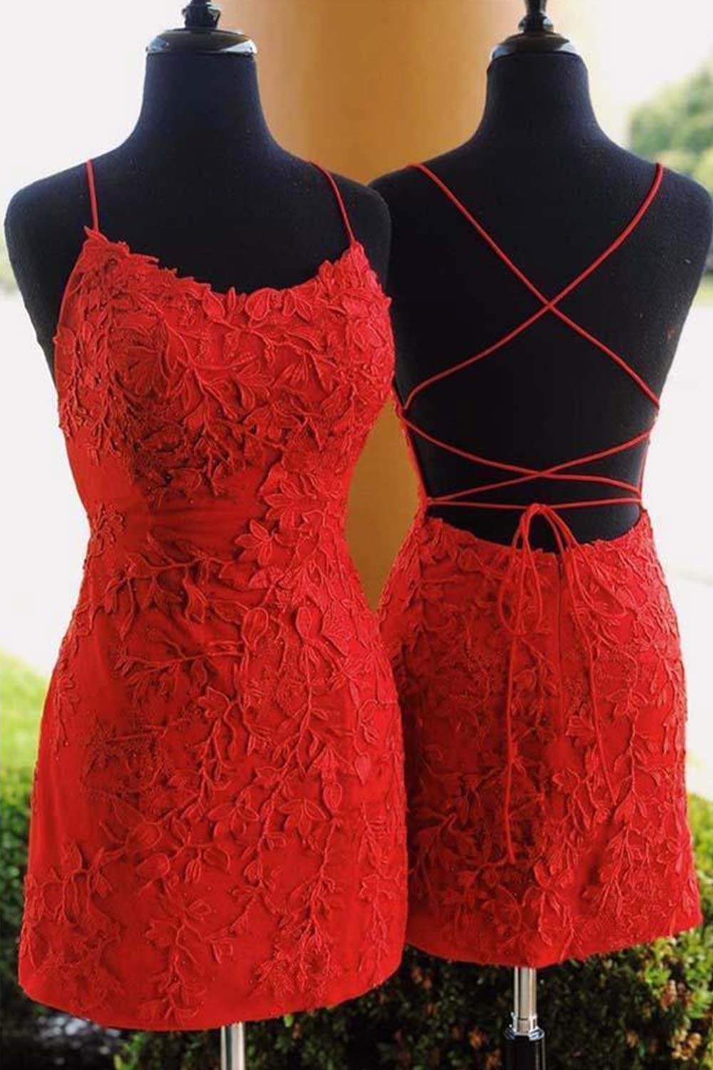 Robe fourreau courte à fines bretelles et appliques pour le bal de promo