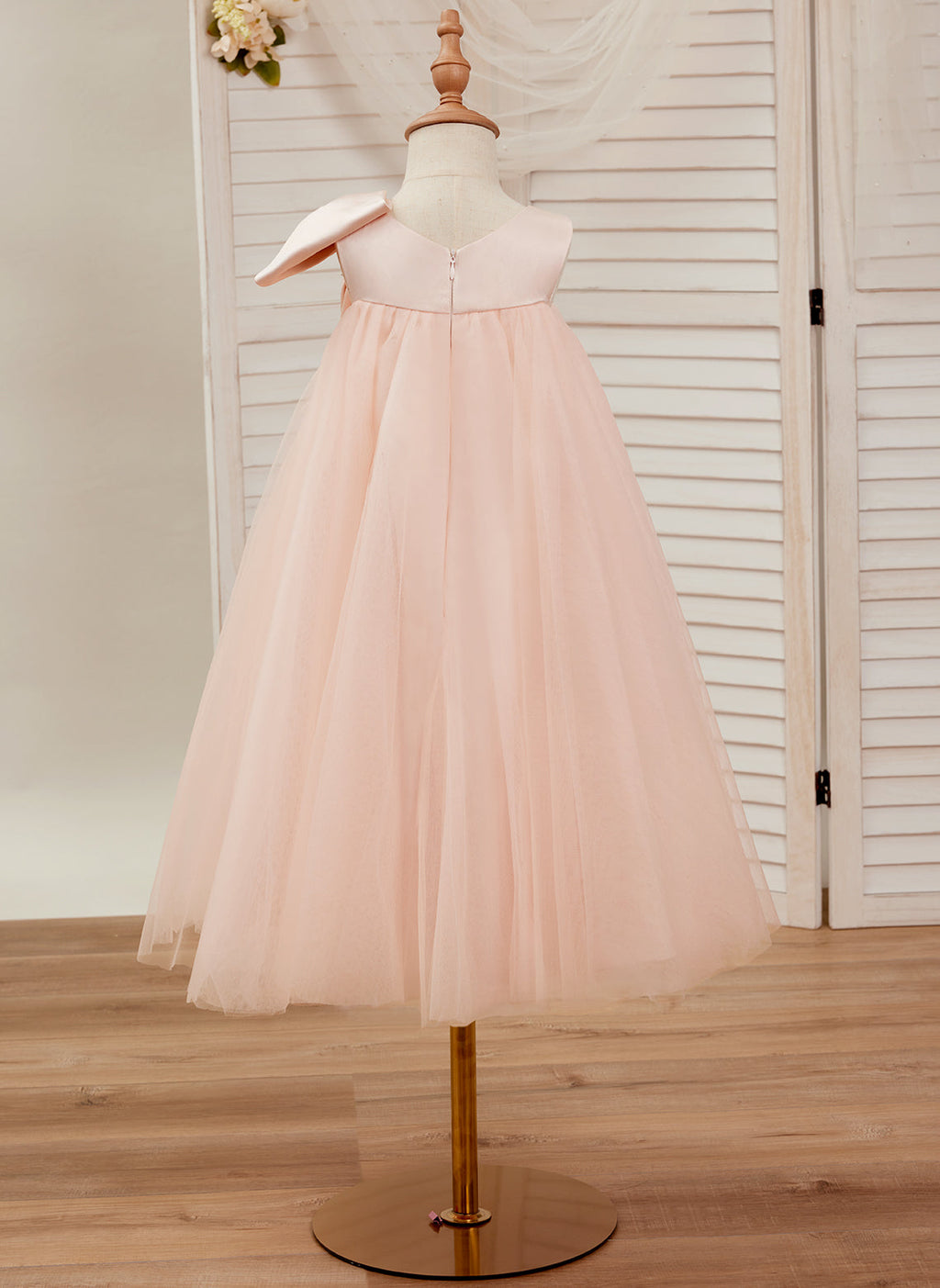 Vestido de niña pequeña de las flores, corte en A, con gran lazo y tul, hasta la rodilla. 