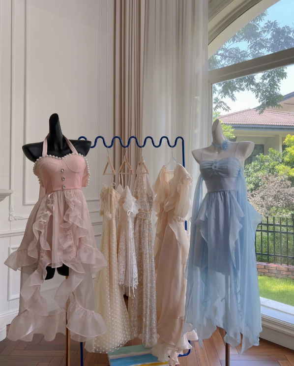 Vestido sencillo de fiesta de bienvenida con tirantes finos azules y gasa Y8581