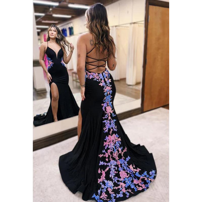 Vestido de fiesta sexy y atractivo de sirena con escote en V, aberturas laterales, apliques y tirantes cruzados en la espalda
