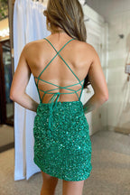 Robe de bal courte à paillettes orange, bretelles spaghetti et dos croisé, coupe fourreau scintillante.