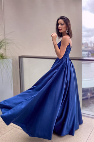Vestido de graduación azul real con tirantes finos, apliques de encaje y elegantes bolsillos.