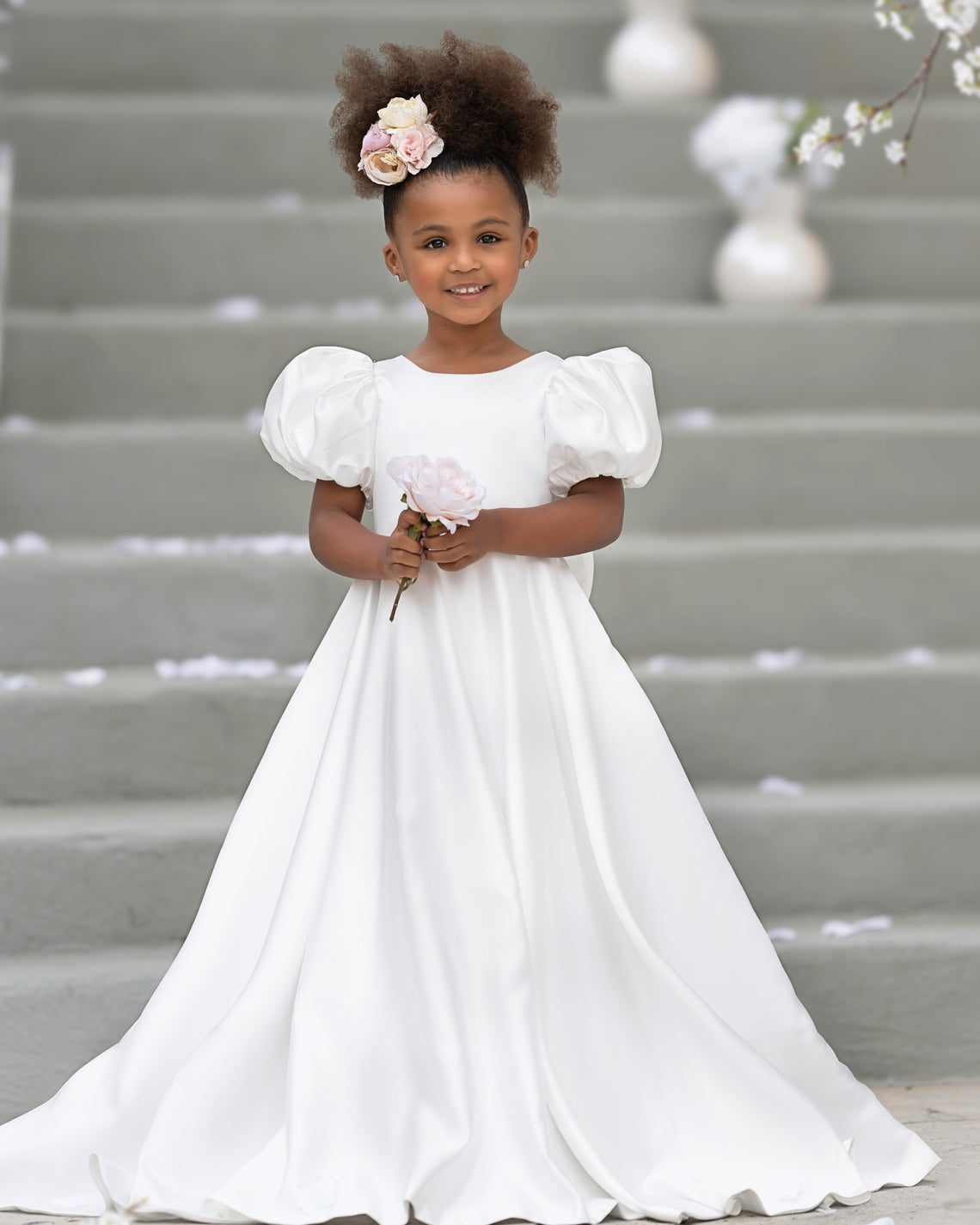 Vestido de niña de las flores con mangas abullonadas, lazo, botones en la espalda y cola de barrido 