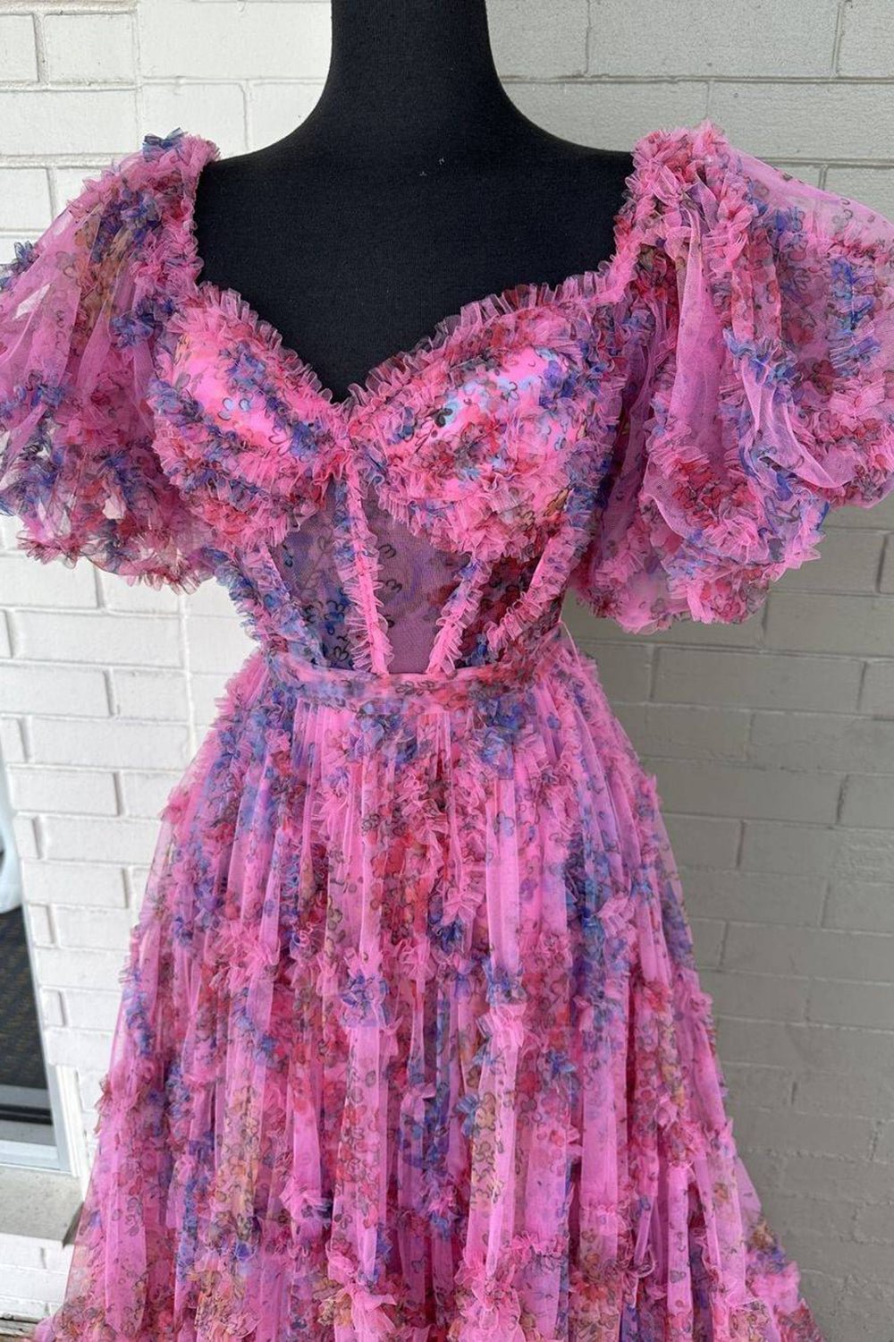 Magnifique robe de bal bustier rose à imprimé floral, coupe trapèze, épaules dénudées et traîne.