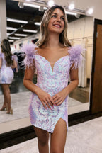 Robe fourreau tendance violette courte à épaules dénudées avec plumes, idéale pour un bal de promo.