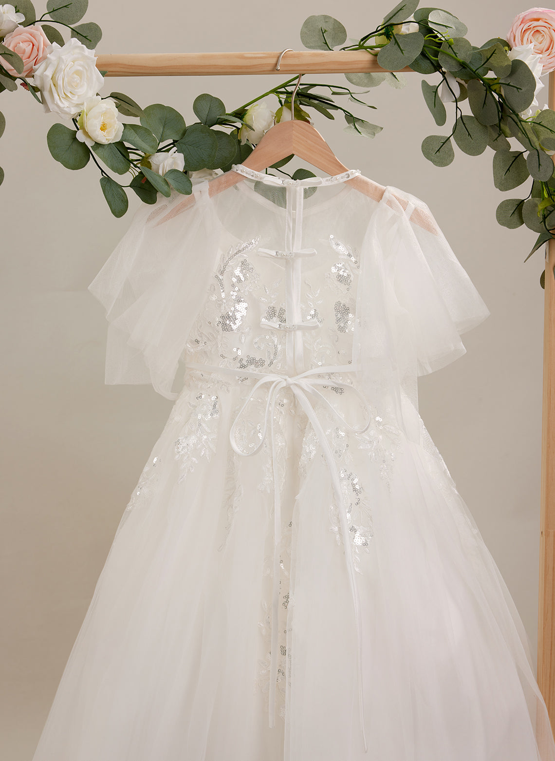 Vestido de niña de las flores para la Primera Comunión, corte en A, de tul con cola de barrido, color marfil. 