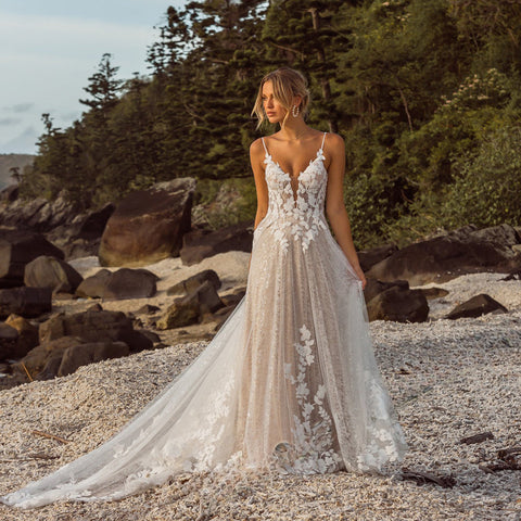 Vestido de novia moderno VIKTORIA para novia, con escote corazón, tirantes finos y botones. Vestido de novia para mujer, personalizable.