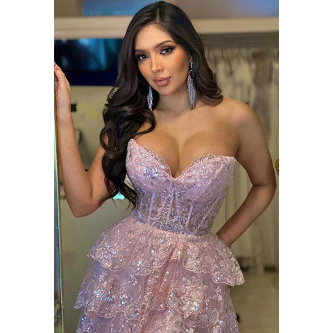 Robe de bal de fin d'année glamour et spectaculaire, coupe trapèze, épaules dénudées, sans manches