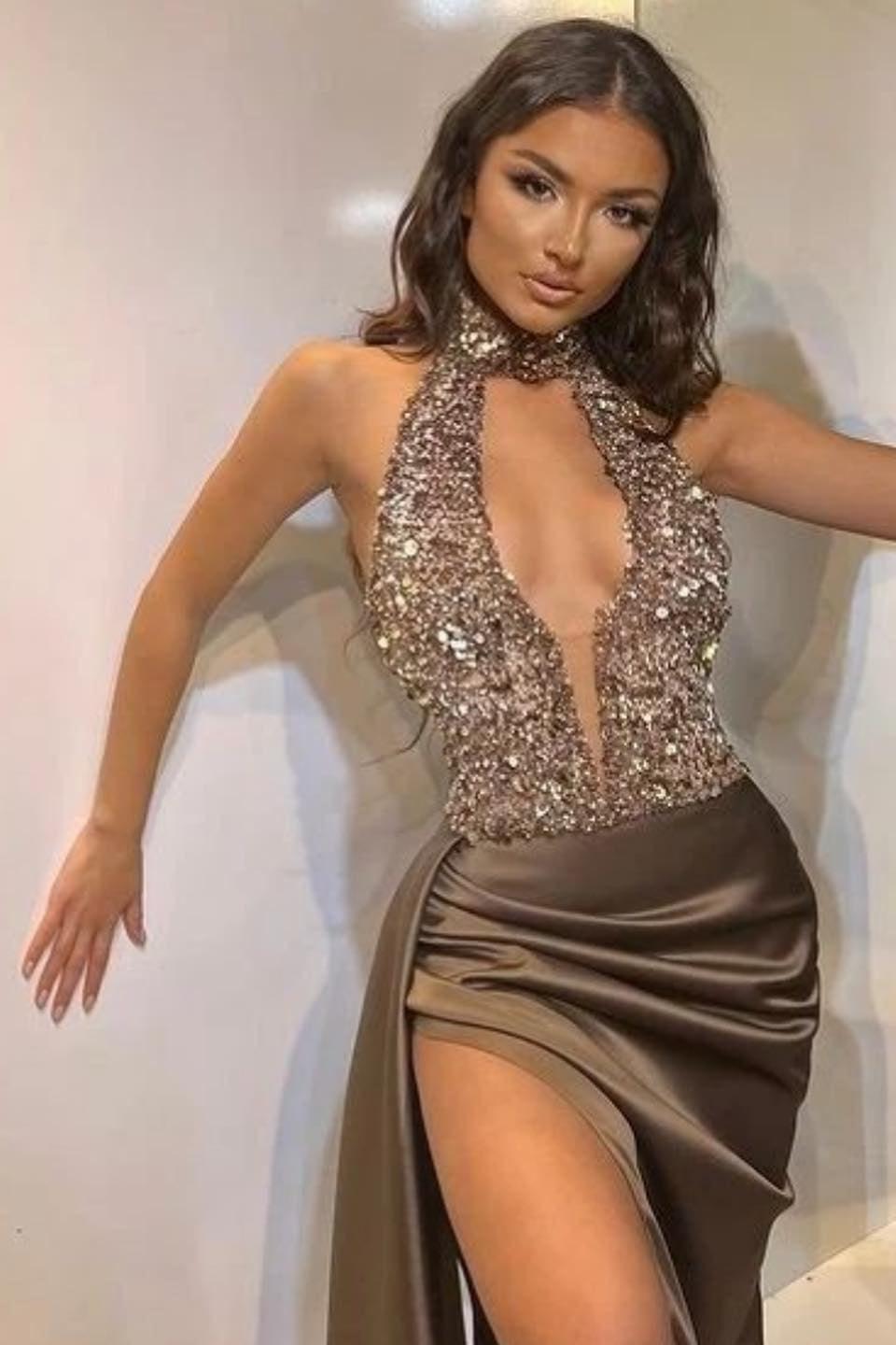 Robe de bal sirène sexy à sequins, décolleté plongeant en V et fente sur le devant, dos nu plongeant.