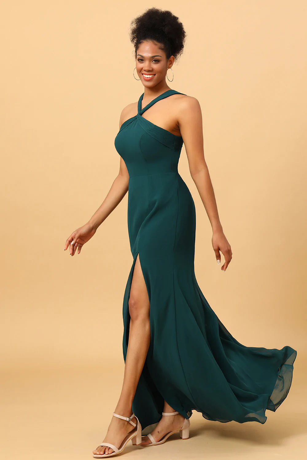 Vestido de dama de honor verde sirena de gasa con abertura