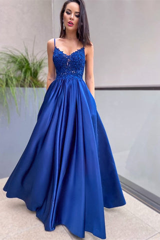 Vestido de graduación azul real con tirantes finos, apliques de encaje y elegantes bolsillos.