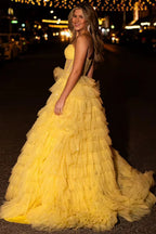 Robe de bal longue princesse en tulle doré, bustier et à volants, fendue.