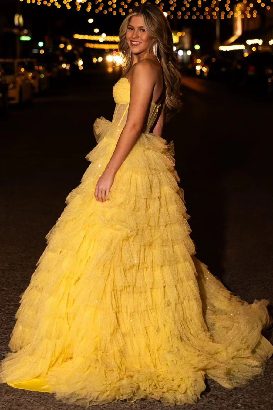 Robe de bal longue princesse en tulle doré, bustier et à volants, fendue.