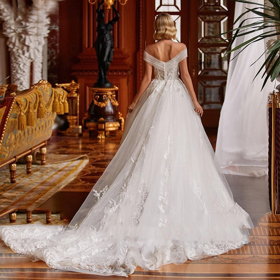 Robe de mariée romantique et sexy à col en V, collection 2023, coupe trapèze, longueur au sol, épaules dénudées, ornée d'appliques perlées. 