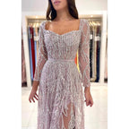 Glamoroso vestido de fiesta formal de sirena con mangas largas cuadradas y brillantes con plumas