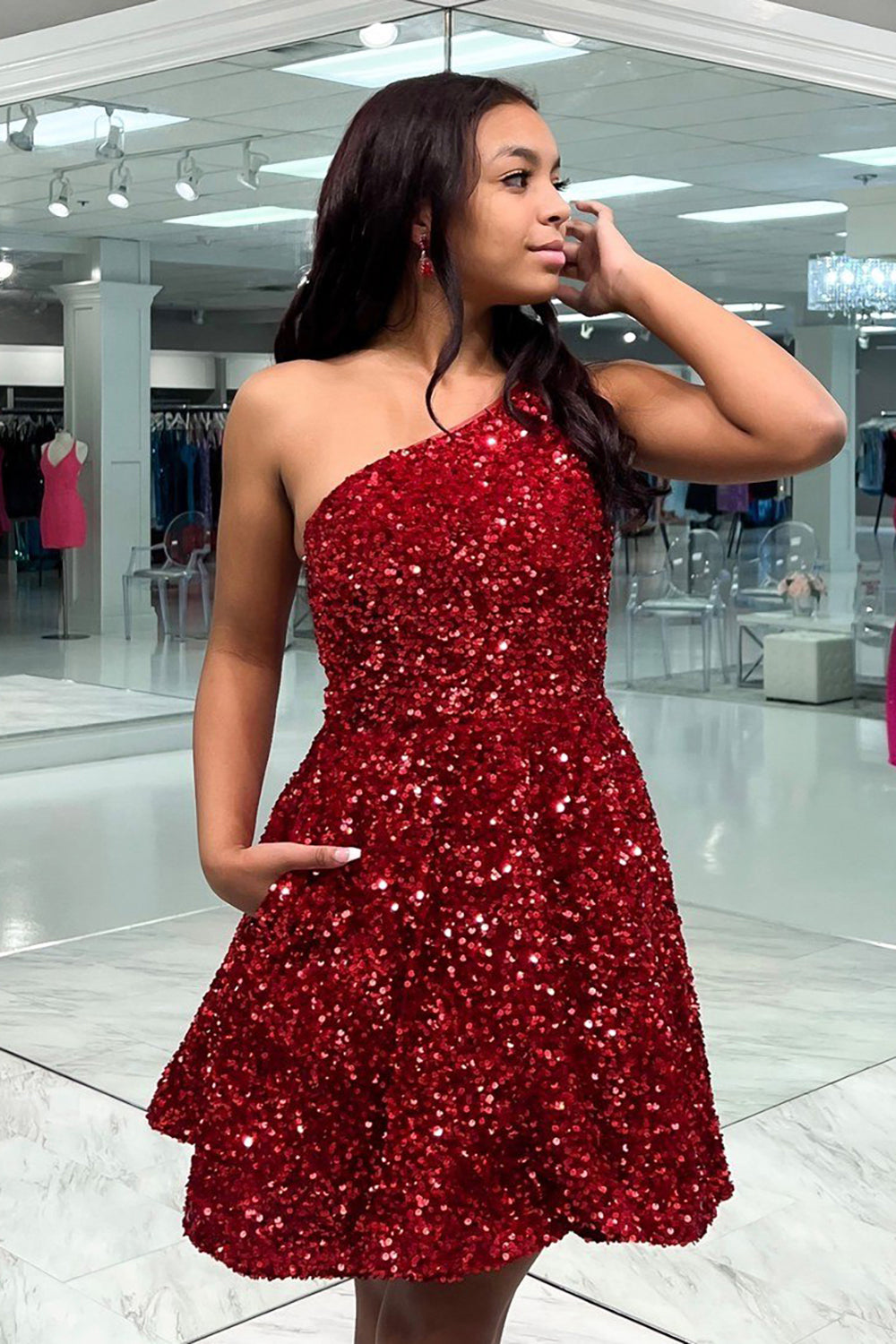 Vestido corto de lentejuelas rosa chicle brillante de un solo hombro para fiesta de bienvenida