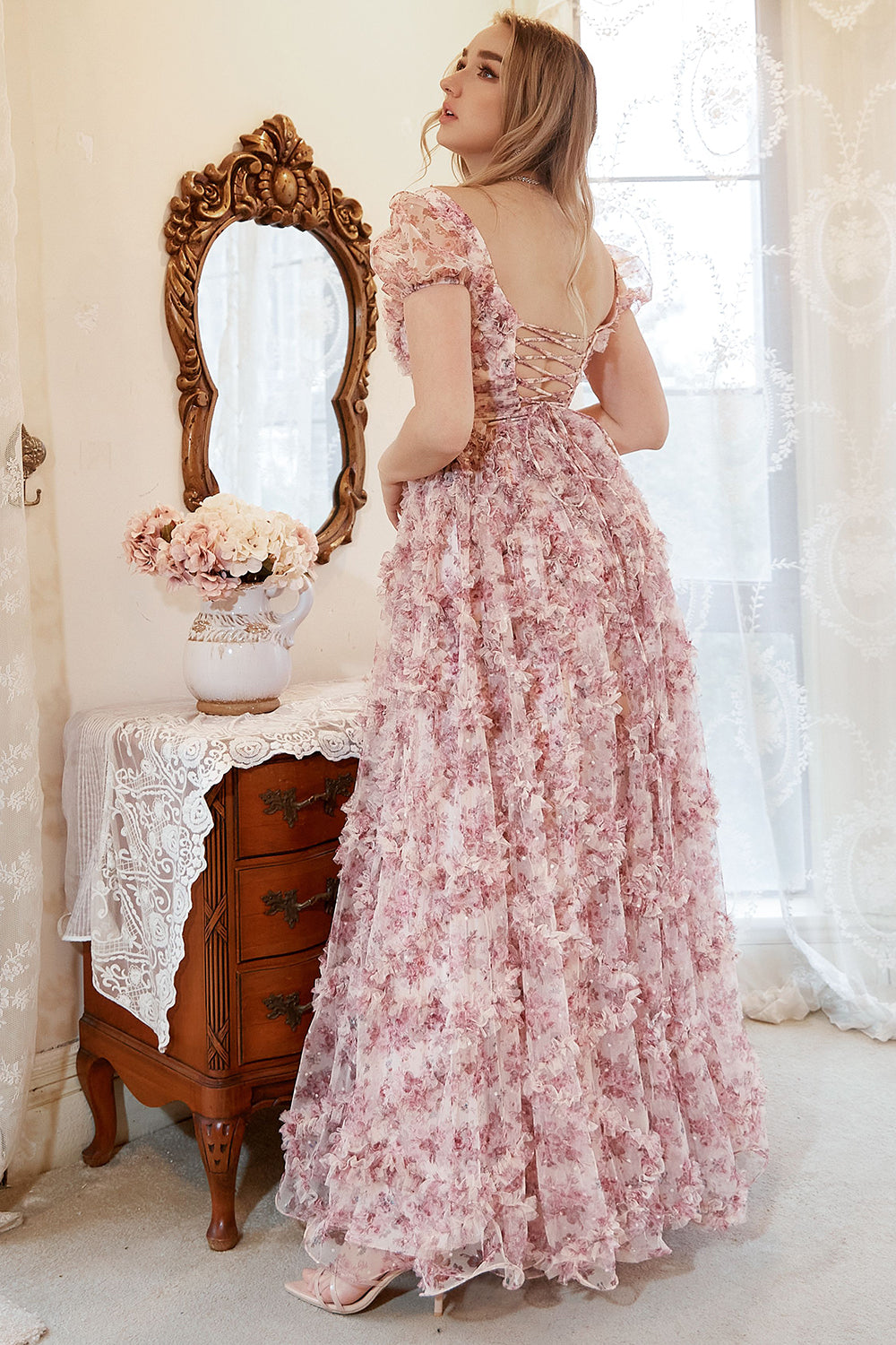 Vestido de fiesta de talla grande, corte línea, escote corazón, color marfil, con flores rojas