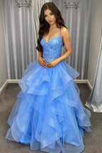 Vestido largo de fiesta azul con tirantes finos, corte en A y apliques