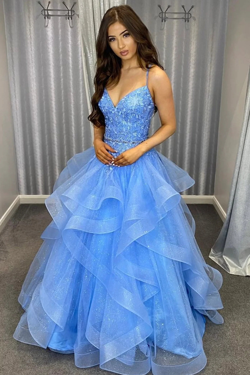 Vestido largo de fiesta azul con tirantes finos, corte en A y apliques